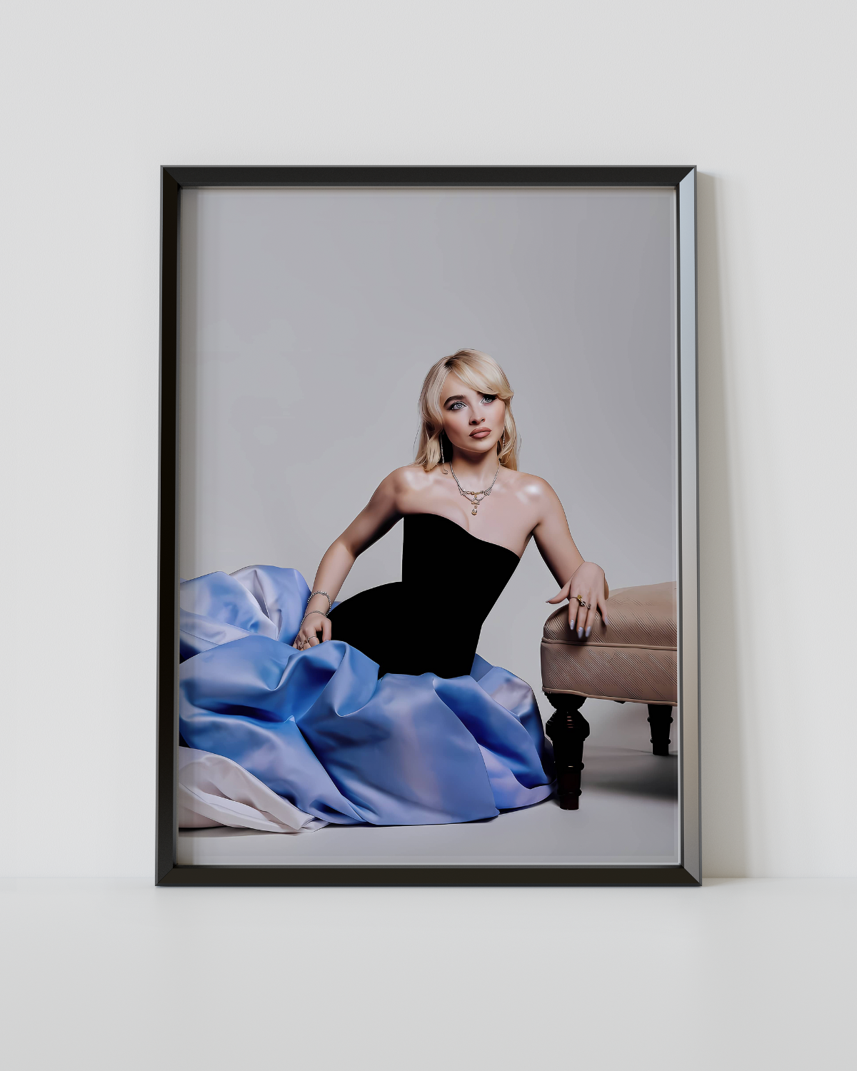 Plakat "Sabrina Carpenter - Blue" - VisualVerses