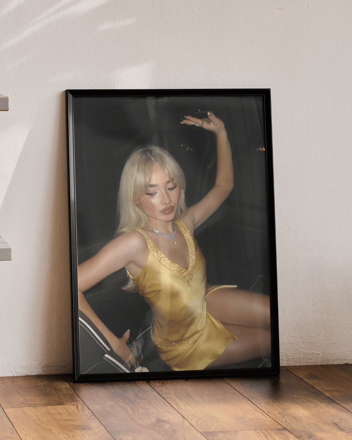 Plakat "Sabrina Carpenter - Yellow" - VisualVerses