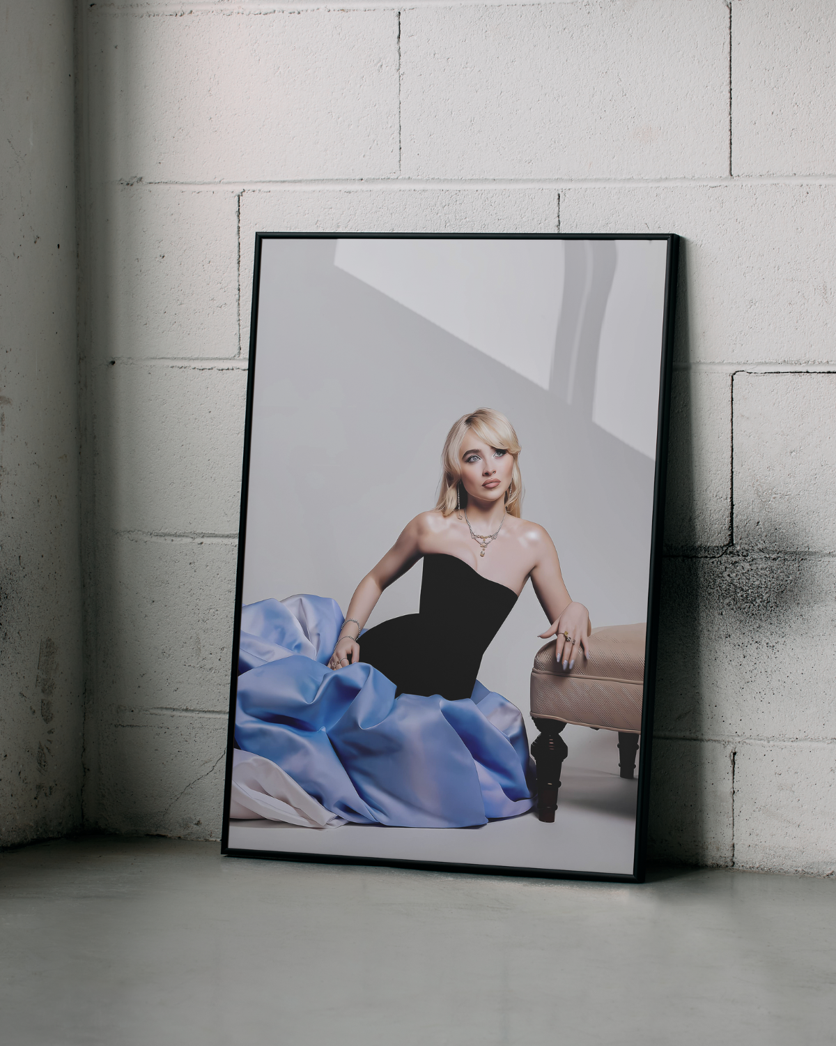Plakat "Sabrina Carpenter - Blue" - VisualVerses